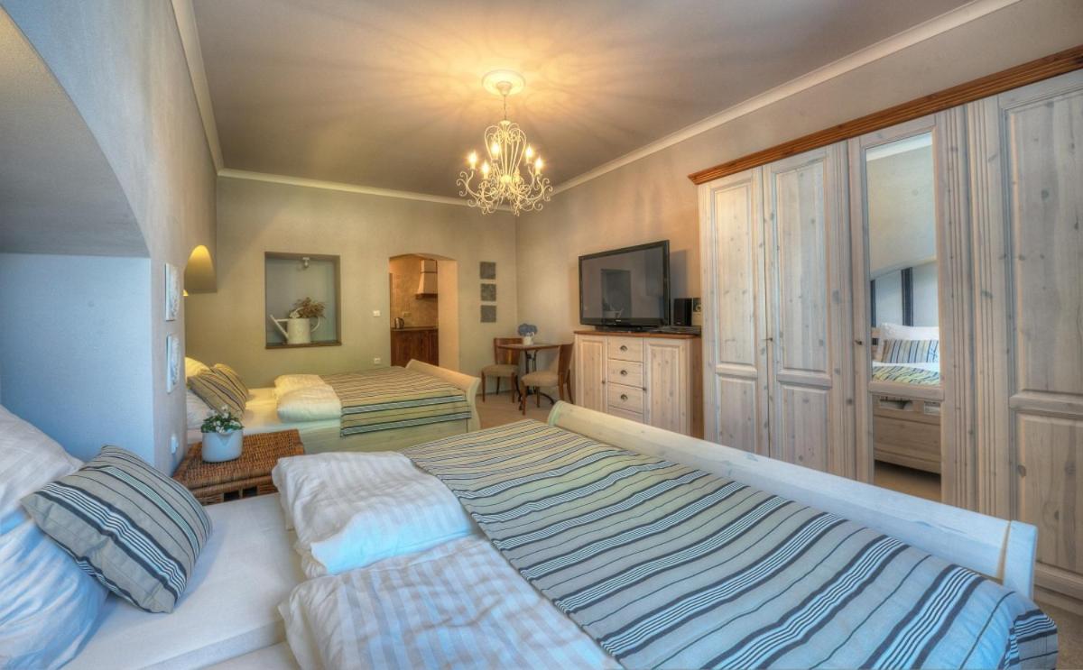 Hotel Pansky Dum Нове Место-на-Мораві Екстер'єр фото